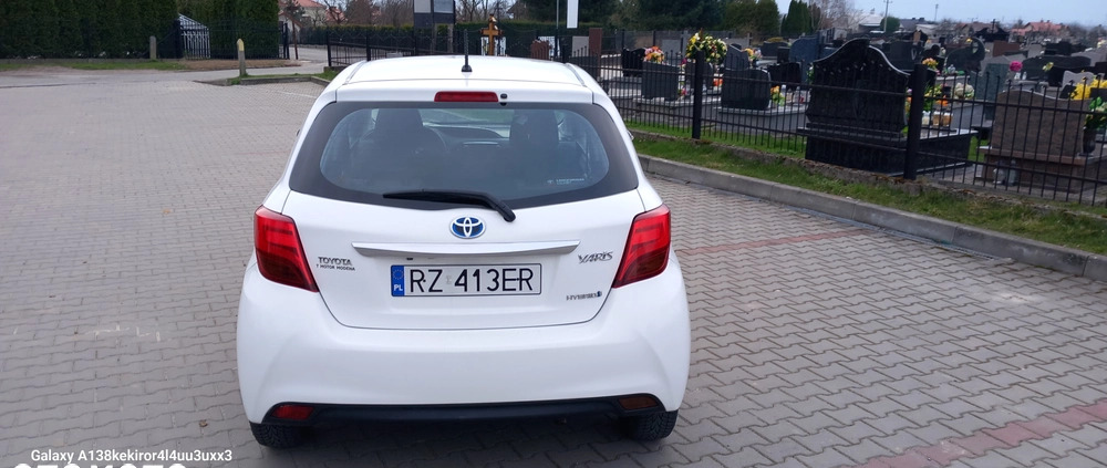 Toyota Yaris cena 43800 przebieg: 105000, rok produkcji 2016 z Rzeszów małe 301